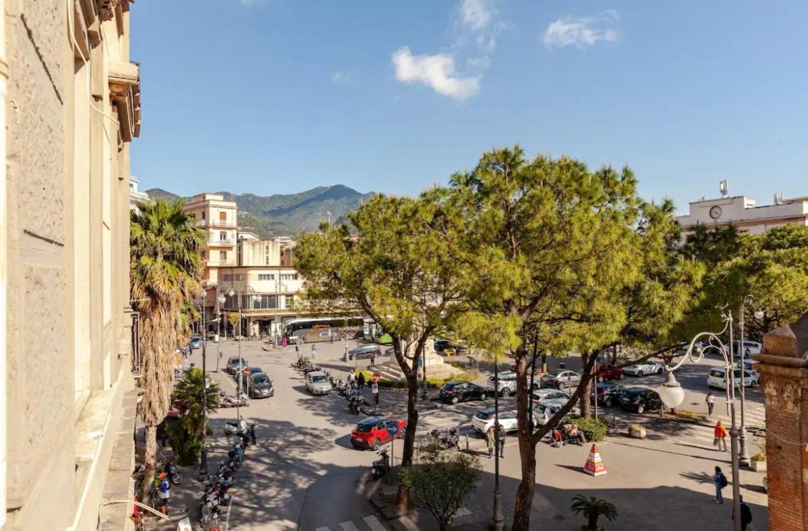B&B Un Passo Dal Treno Piazza Vittorio Veneto 36-Salerno Station Exterior photo